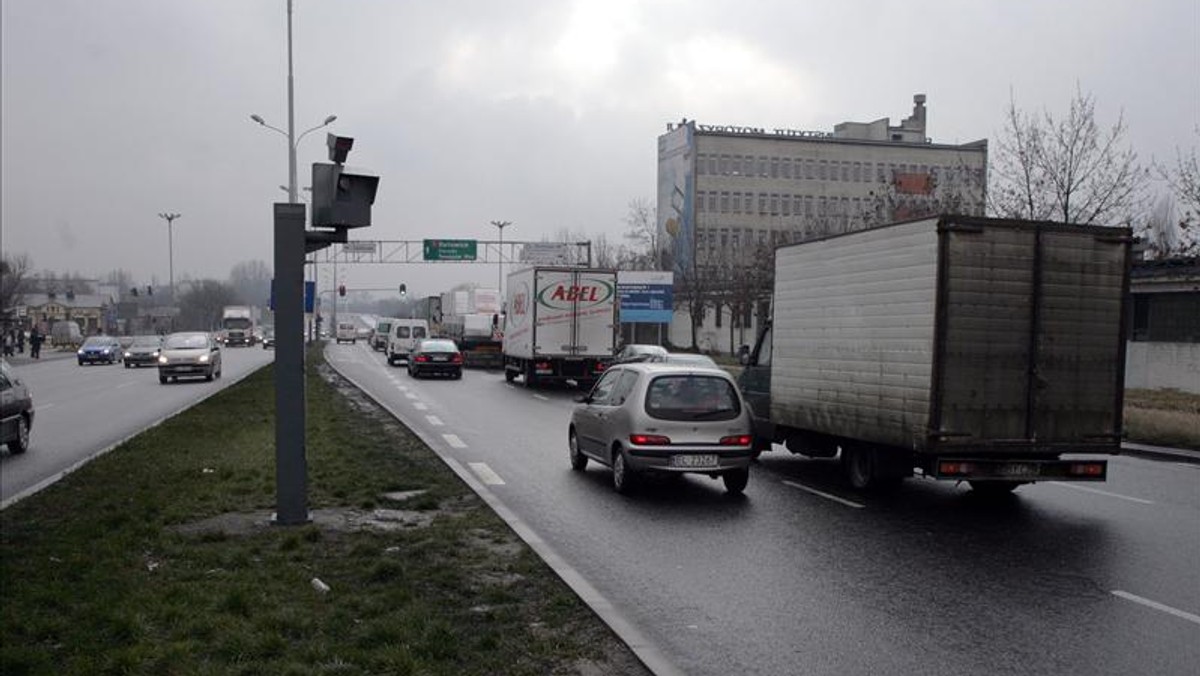 Przewodniczący Rady Miejskiej Tomasz Kacprzak zaproponował, żeby powiększyć budżet straży miejskiej o 3 min złotych i strażnikom dać maszynki do zarabiania pieniędzy. Chce kupić 8 fotoradarów, które pozwolą na wyciągnięcie z kieszeni kierowców ponad 5 mln zł z mandatów za przekroczenie prędkości.