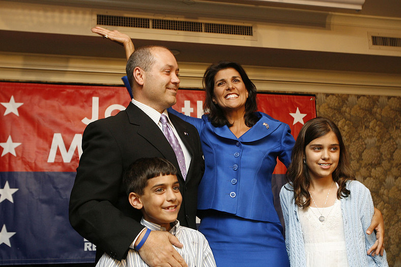 Nikki Haley z mężem i dziećmi świętuje wygraną w wyborach na gubernatora Karoliny Południowej, 2010 r.