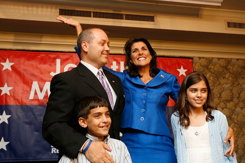 Nikki Haley z mężem i dziećmi świętuje wygraną w wyborach na gubernatora Karoliny Południowej, 2010 r.