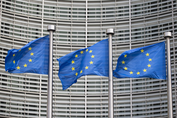 Flagi Unii Europejskiej przed budynkiem Komisji Europejskiej w Brukseli. 8.06.2018
