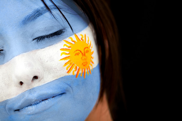Kobieta z twarzą pomalowaną w barwy Argentyny, fot. Andresr