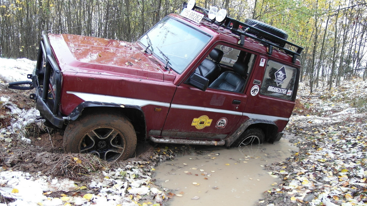 Tuż przed Świętem Niepodległości odbędzie się Rajd Off Roadowy "Katownia 2012". O ile organizowany w czerwcu "Gombrajd" ma charakter krajoznawczy, łącząc miejsca związane z Witoldem Gombrowiczem z "lekką" przygodą off roadową, tak "Katownia" rzuca wyzwanie największym twardzielom.