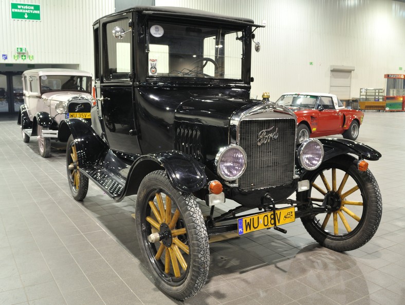 Ford model T na pokazie starych samochodów w Warszawie - fot. Stanislaw Tokarski / Shutterstock.com