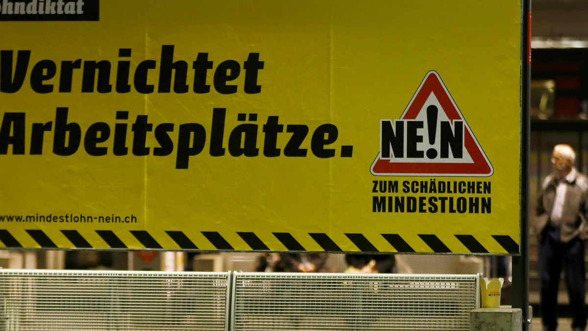 Około 77 proc. Szwajcarów wypowiedziało się w niedzielnym referendum przeciw gwarantowanej ustawą płacy minimalnej w wysokości ok. 22 franków (18,5 euro lub 22 USD) za godzinę - wynika ze wstępnych wyników podanych przez szwajcarskie radio SRF.