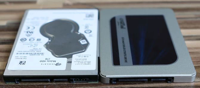 HDD 2,5" z lewej, SSD SATA III z prawej. Jak widać brak fizycznych różnic.