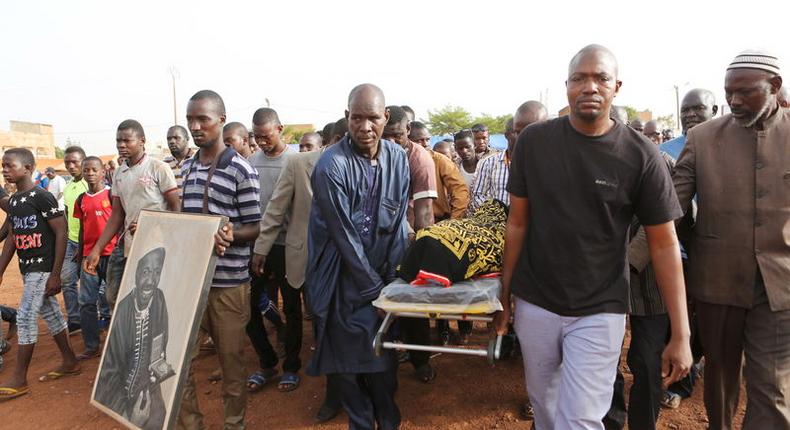 Men carry the body of late photographer Malick Sidibe during an official ceremony commemorating him in Bamako, Mali, April 16, 2016.  REUTERS/Joe Penney