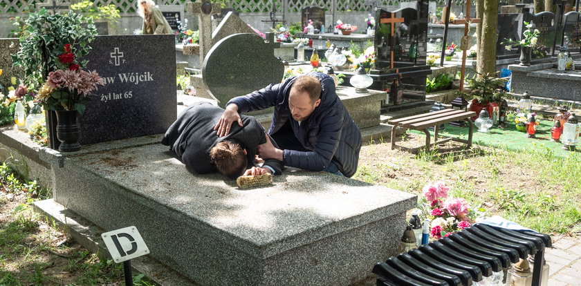 "Na Wspólnej". Emil straci przytomność i upadnie na grób ojca!