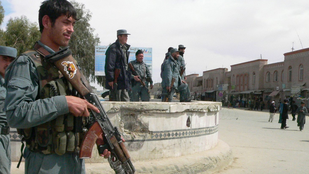 Stryjeczny brat afgańskiego prezydenta Hamida Karzaja zginął w nocy ze środy na czwartek na południu Afganistanu podczas operacji wojskowej kierowanych przez NATO Międzynarodowych Sił Wsparcia Bezpieczeństwa (ISAF).