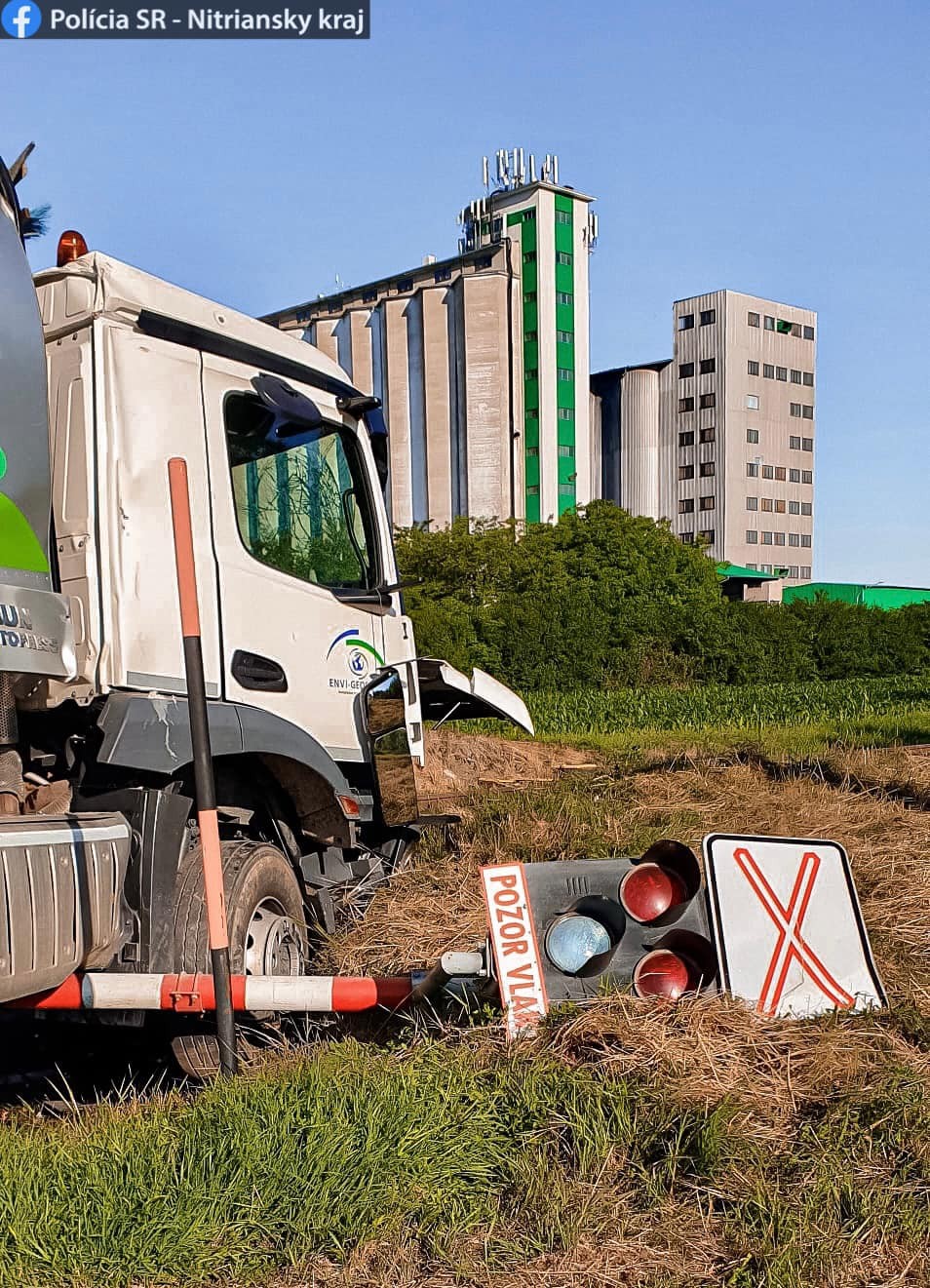 PRI ZRÁŽKE NÁKLADNÉHO AUTA A OSOBNÉHO VLAKU V IVANKE PRI NITRE SA ZRANILI TRI OSOBY.