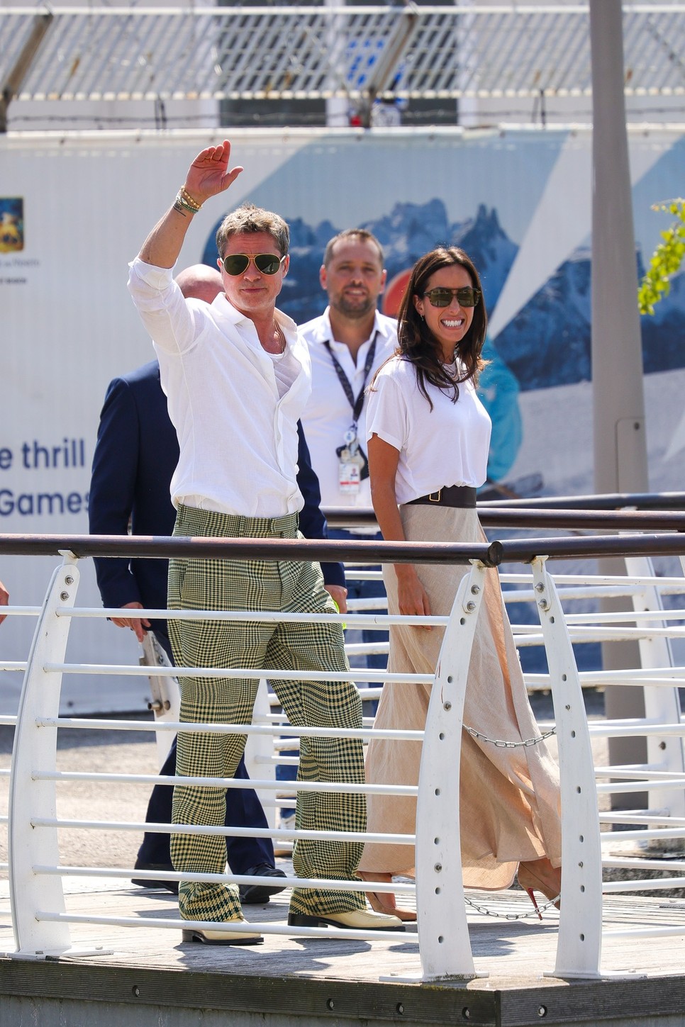 Széles mosoly, stílusos belépő: Megérkezett a velencei Filmfesztiválra Brad Pitt és barátnője, Ines de Ramon