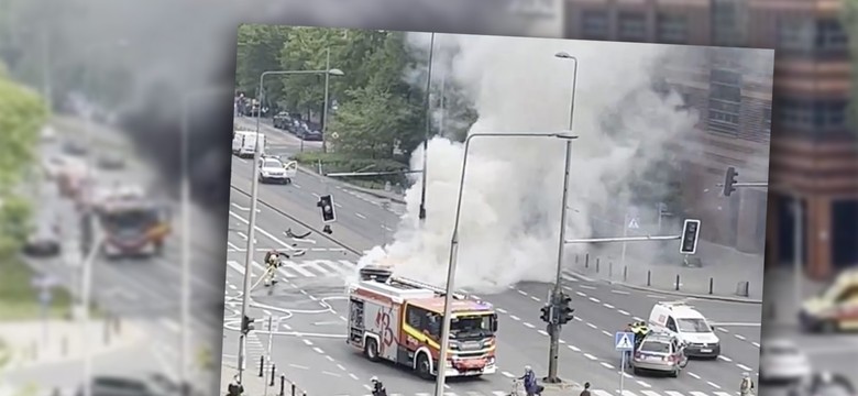 Elektryczne auto spłonęło w Warszawie. Kłęby dymu i spore utrudnienia