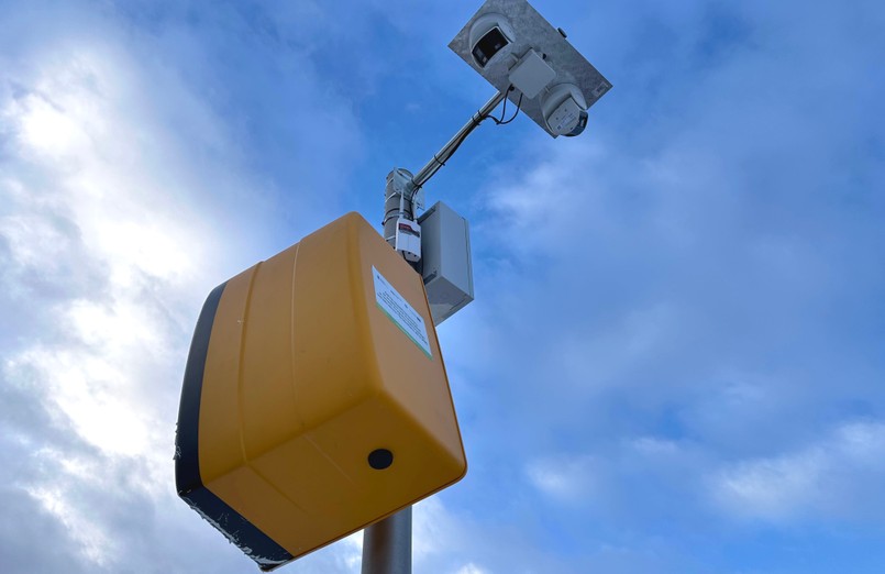 Fotoradar rekordzista na Al. Jerozolimskie w Warszawie zniszczony trzeci raz. Został zalany farbą (zdjęcia z 3 stycznia 2026 roku)