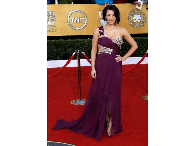 Kim Kardashian w niesłychanie kobiecej sukni z kolekcji Marchesa Resort 2011.