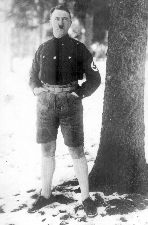 Hitler w bawarskich spodenkach. W pewnym momencie zrezygnował z ich noszenia i zakazał publikowania zdjęć z tego okresu