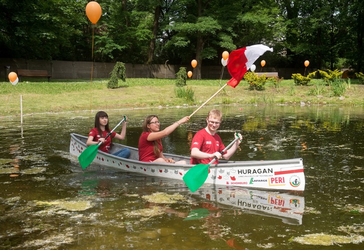 Kajak z betonu studentów z koła naukowego Żuraw przy Katedrze Budownictwa betonowego Wydziału Budownictwa, Architektury i Inżynierii Budownictwa Politechniki Łódzkie - (sj) PAP/Grzegorz Michałowski