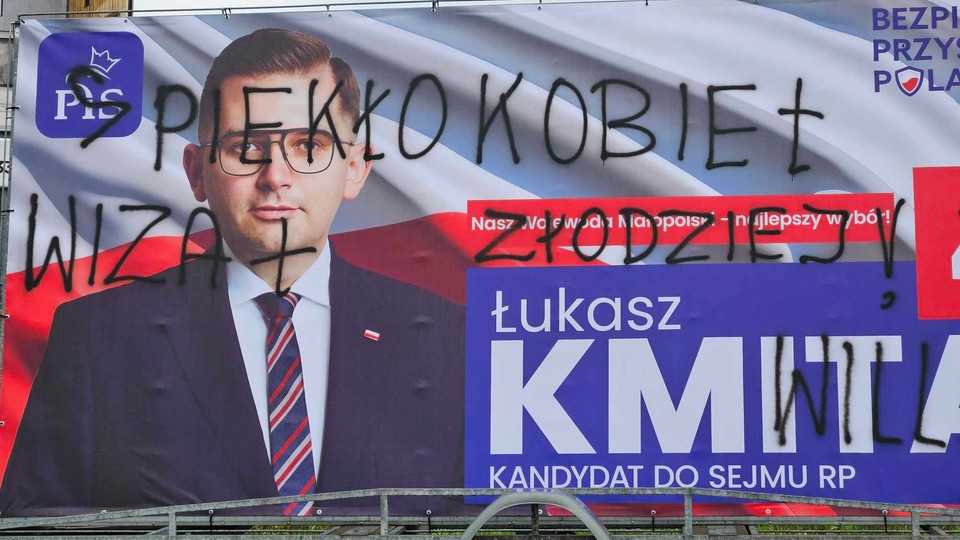 Zniszczone plakaty wyborcze PiS w Makowie Podhalańskim