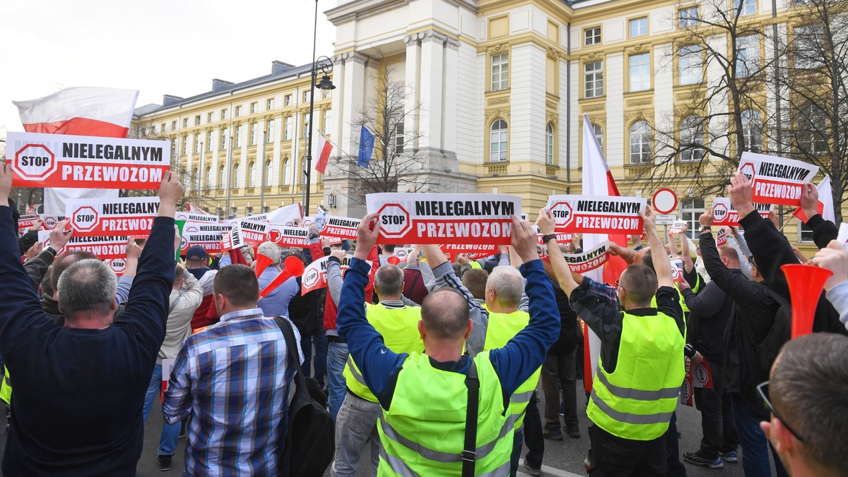 Do sądu wpłynie ponad 60 wniosków o ukaranie protestujących wczoraj taksówkarzy. Policja wystawiła również mandaty za spożywanie alkoholu, pirotechnikę i wulgaryzmy - powiedział dziś rzecznik Komendy Stołecznej Policji kom. Sylwester Marczak.