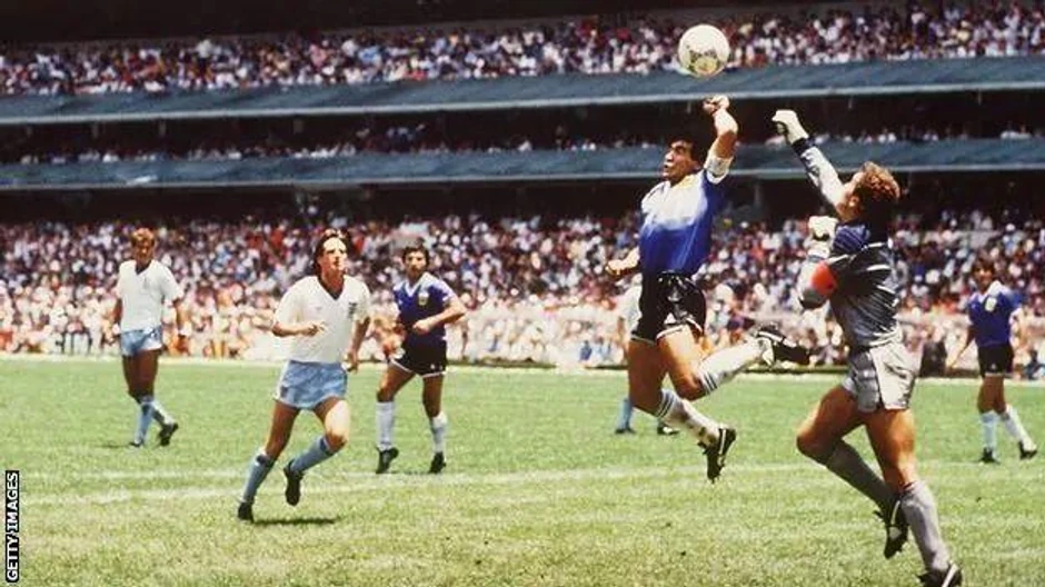 Maradona postiže gol rukom protiv Engleske 1986. Ovaj gol je potom nazvan Božija ruka, posle izjave Argentinca | Foto: Getty Images