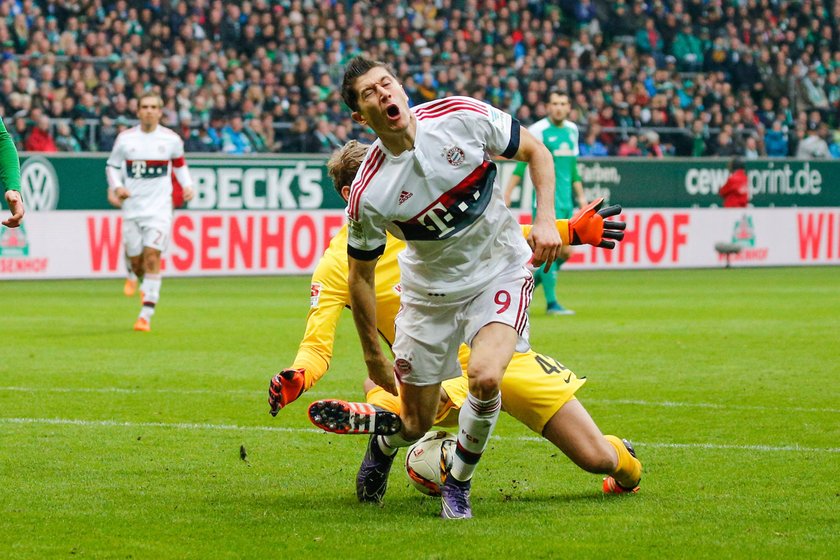 Brutalny faul na Lewandowskim! Sędzia nawet nie gwizdnął