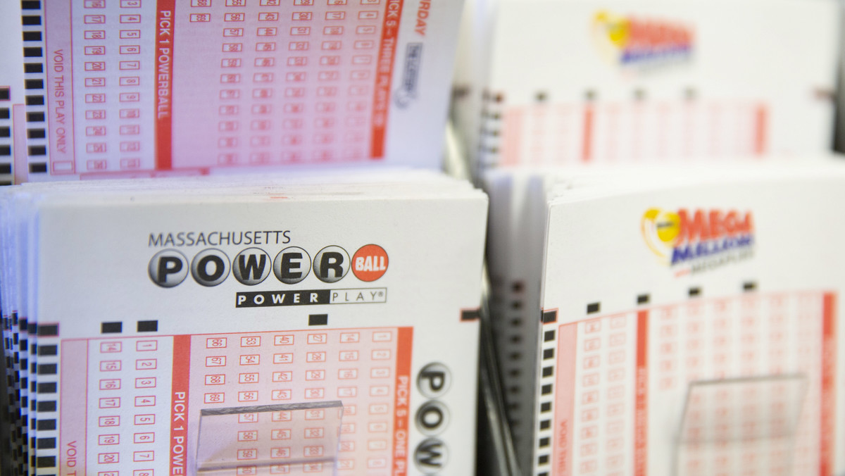 Pojedynczy los sprzedany w Wisconsin trafił szóstkę w loterii Powerball. Jego właściciel zgarnie trzecią co do wielkości wygraną w historii loterii w USA. Kupon ma wartość oszałamiających 768 milionów dolarów.