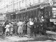 Początek roku szkolnego. Uczennice na przystanku tramwajowym, 1931 rok
