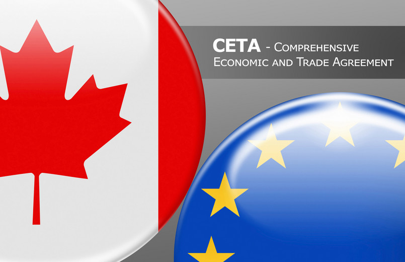 1. CETA grozi utratą miejsc pracy Lekcja z NAFT-y skłania do refleksji. Po jej wprowadzeniu, miejsca pracy znikały we wszystkich trzech krajach członkowskich (Kanada, USA, Meksyk), ale największy ich spadek nastąpił w Meksyku. Brak pracy powodował emigrację, imanie się najgorszych jakościowo prac i najsłabiej płatnych. Badania przygotowane przez niezależne ośrodki pokazują, że z powodu umowy CETA do 2023 roku spodziewana jest w UE utrata 200 000 miejsc pracy. Kto zyska? Głównie kapitał po obu stronach Atlantyku, a przegranymi będą pracownicy. Kanadyjczycy, którzy dzielą się z Europą swoimi doświadczeniami z NAFT-y zwracają uwagę, że po jej wprowadzeniu wpierw wiele miejsc pracy przeniesiono do USA, gdzie były one o połowę tańsze. Po kilku latach te same miejsca zlikwidowano w USA i wyprowadzono do Meksyku, gdzie pracownik jest jeszcze tańszy, a standardy zostały maksymalnie obniżone. W ciągu ostatnich 6 lat w Kanadzie ubyło 350 000 miejsc pracy! Płace stanęły, rośnie za to zadłużenie obywateli.