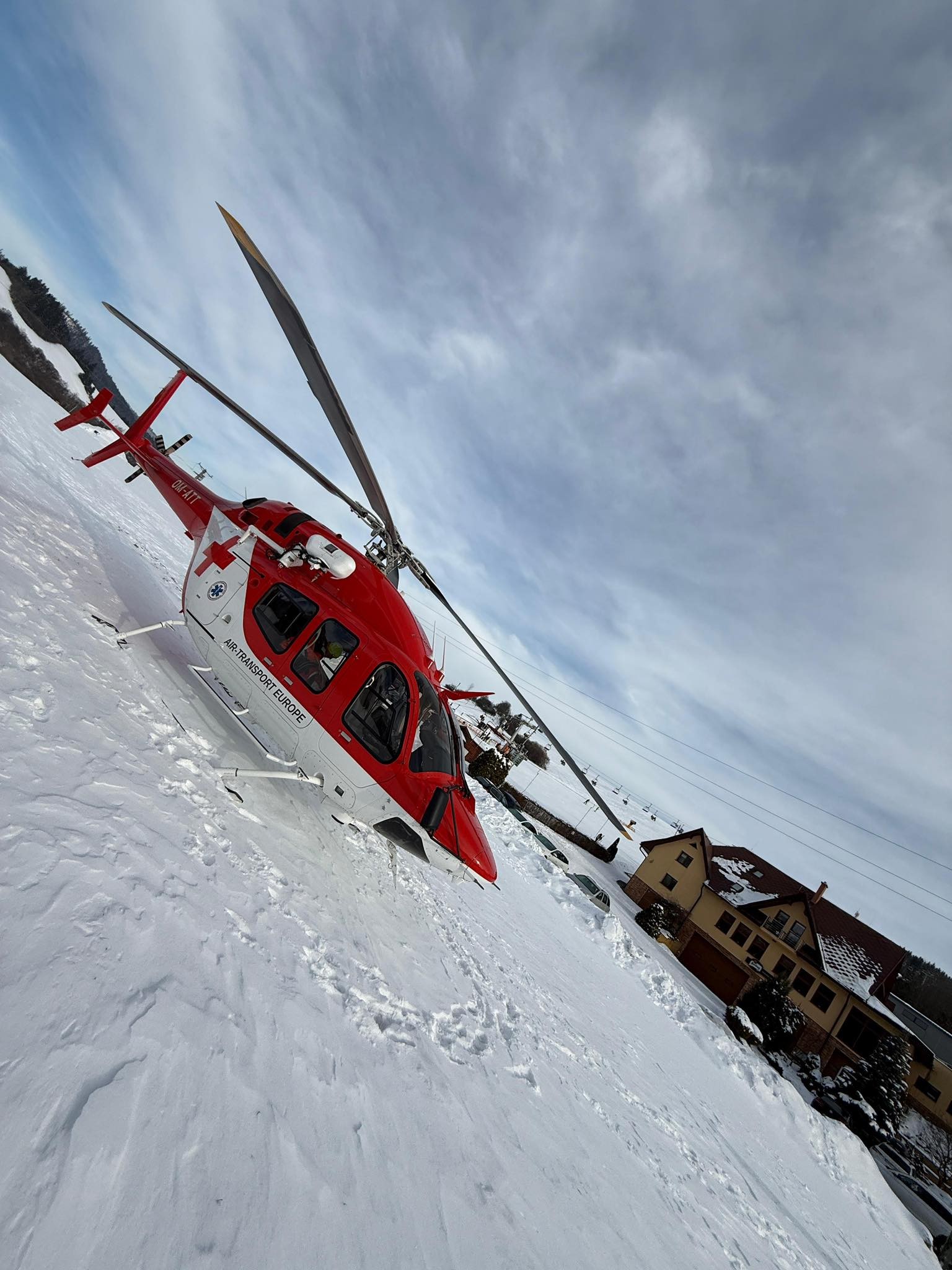 Leteckí záchranári pomáhali štyrom zraneným lyžiarom. 