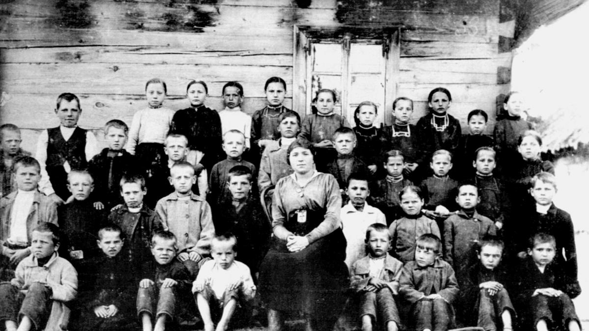 Wiera Matejczuk z uczniami białoruskiej szkoły w Grabowcu przy Puszczy Białowieskiej, ok. 1918 r. Wraz z nastaniem polskiej władzy ta i inne białoruskie szkoły na Białostocczyźnie zostały zlikwidowane, a ich istnienie wymazano z lokalnej pamięci