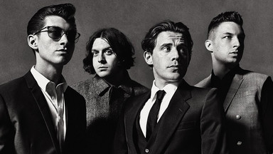 Arctic Monkeys: biustonosz i okulary przeciwsłoneczne