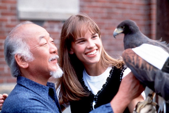 Noriyuki "Pat" Morita jako pan Miyagi i Hilary Swank, 1994 r.