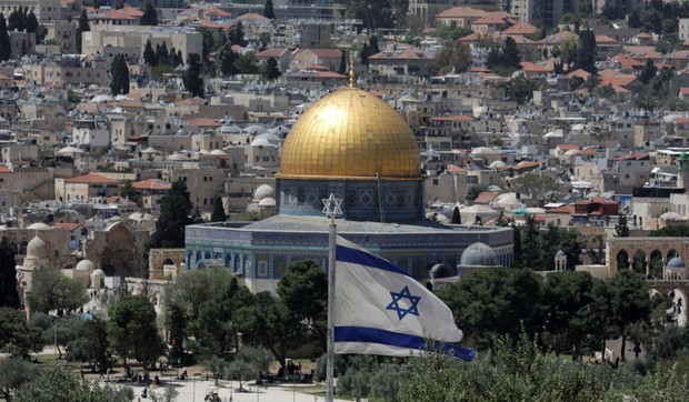 Izraelska zastava i pogled na Stari grad Jerusalim i Kupolu na steni