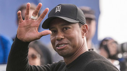 Először mutatta meg magát Tiger Woods a brutális balesete után: mankóval ugyan, de már sétálhat a golflegenda – fotó