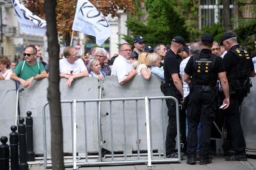 Protest przed Sejmem. Zaatakowali ojca premiera