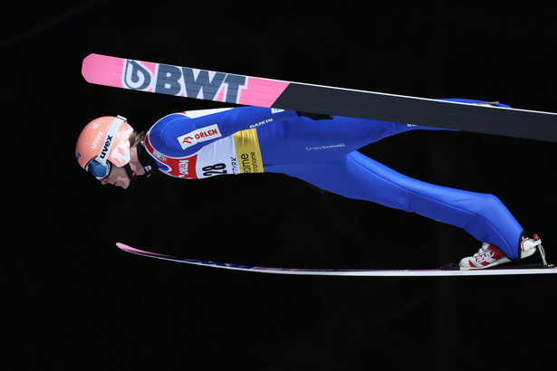 Dawid Kubacki podczas zawodów Pucharu Świata w skokach narciarskich w Szczyrku