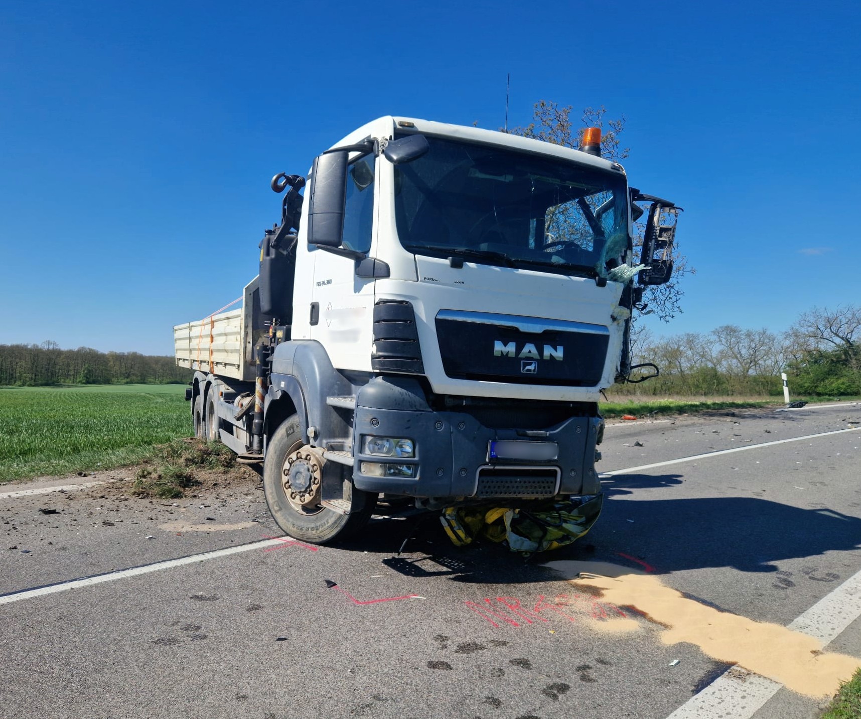 Po čelnej zrážke uzavreli cestu medzi Rišňovcami a Krvavými Šenkmi. 