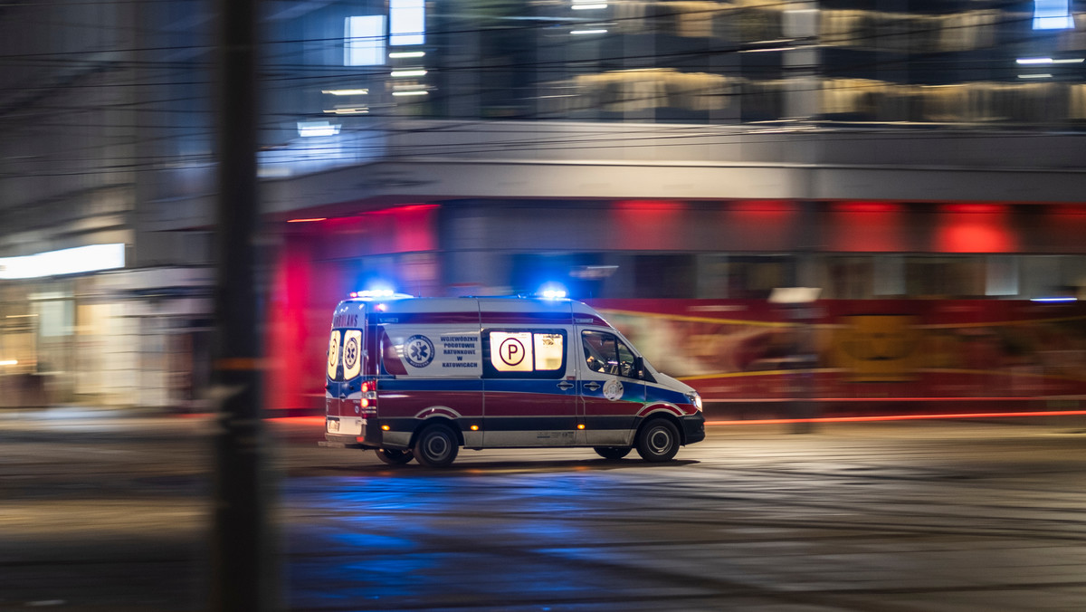 Płock. Ambulans zderzył się z tirem. Trzy osoby ranne