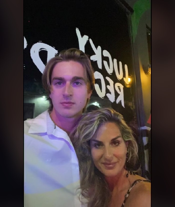 Alex je vo vzťahu so staršou ženou.