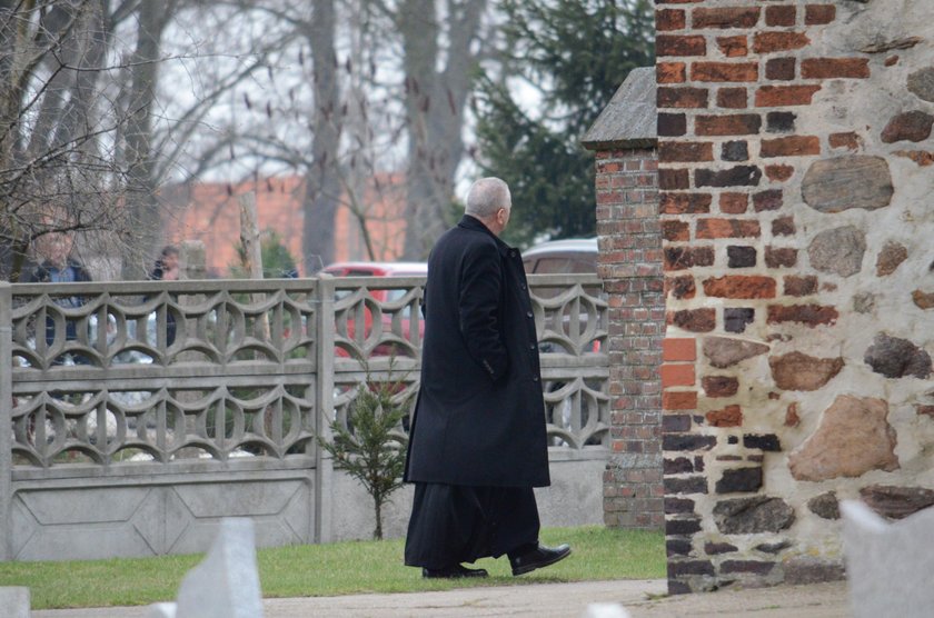 Ksiądz odmawia pochówku