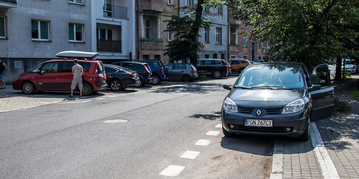 Likwidują miejsca parkingowe na Karmelickiej