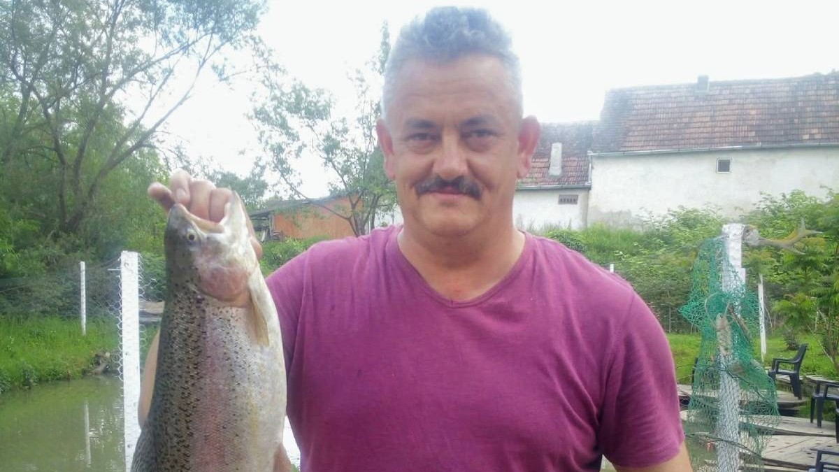 Un ardelean și-a săpat un lac în curte doar ca să pescuiască. Acum, oameni din toată țara vin să mănânce și să doarmă la el, în Sibiu