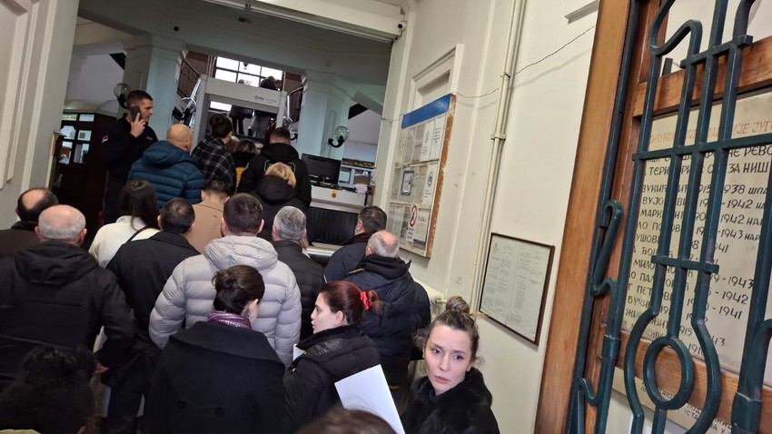 Dolazak roditelja ubijenog Andreja sa roditeljima iz Ribnikara, Dubone i Orašja u Viši sud u Nišu