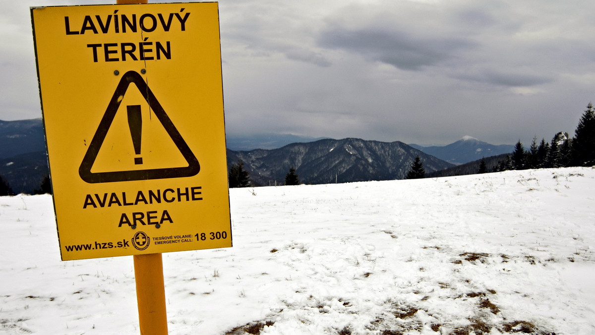 W Wysokich Tatrach na Słowacji zeszła w sobotę pierwsza tej zimy duża lawina, zasypując słowackiego snowboardzistę. Mężczyzna przeżył dzięki szybkiej akcji ratowników.