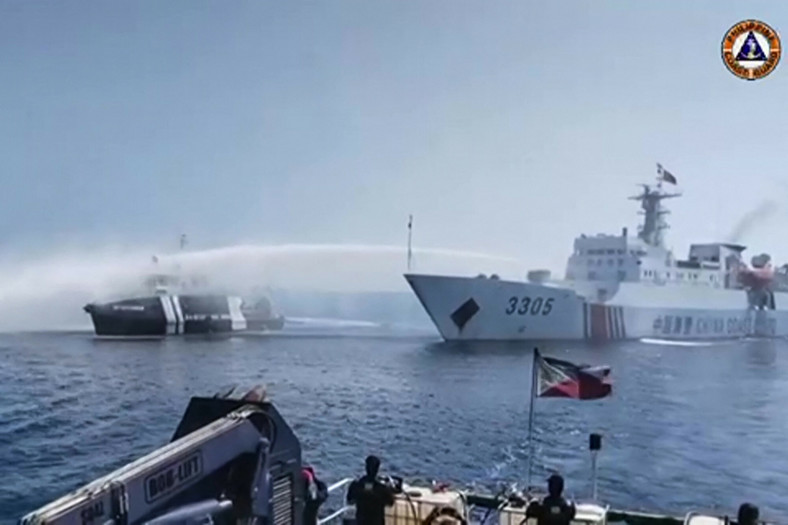 Kadr z nagrania wideo opublikowanego przez Filipińską Straż Przybrzeżną (PCG) pokazuje chiński statek straży przybrzeżnej (po prawej) atakujący armatką wodną statek Filipińskiego Biura Rybołówstwa i Zasobów Wodnych (BFAR) w pobliżu wysepek Scarborough Shoal na spornym Morzu Południowochińskim, 9 grudnia 2023 r.