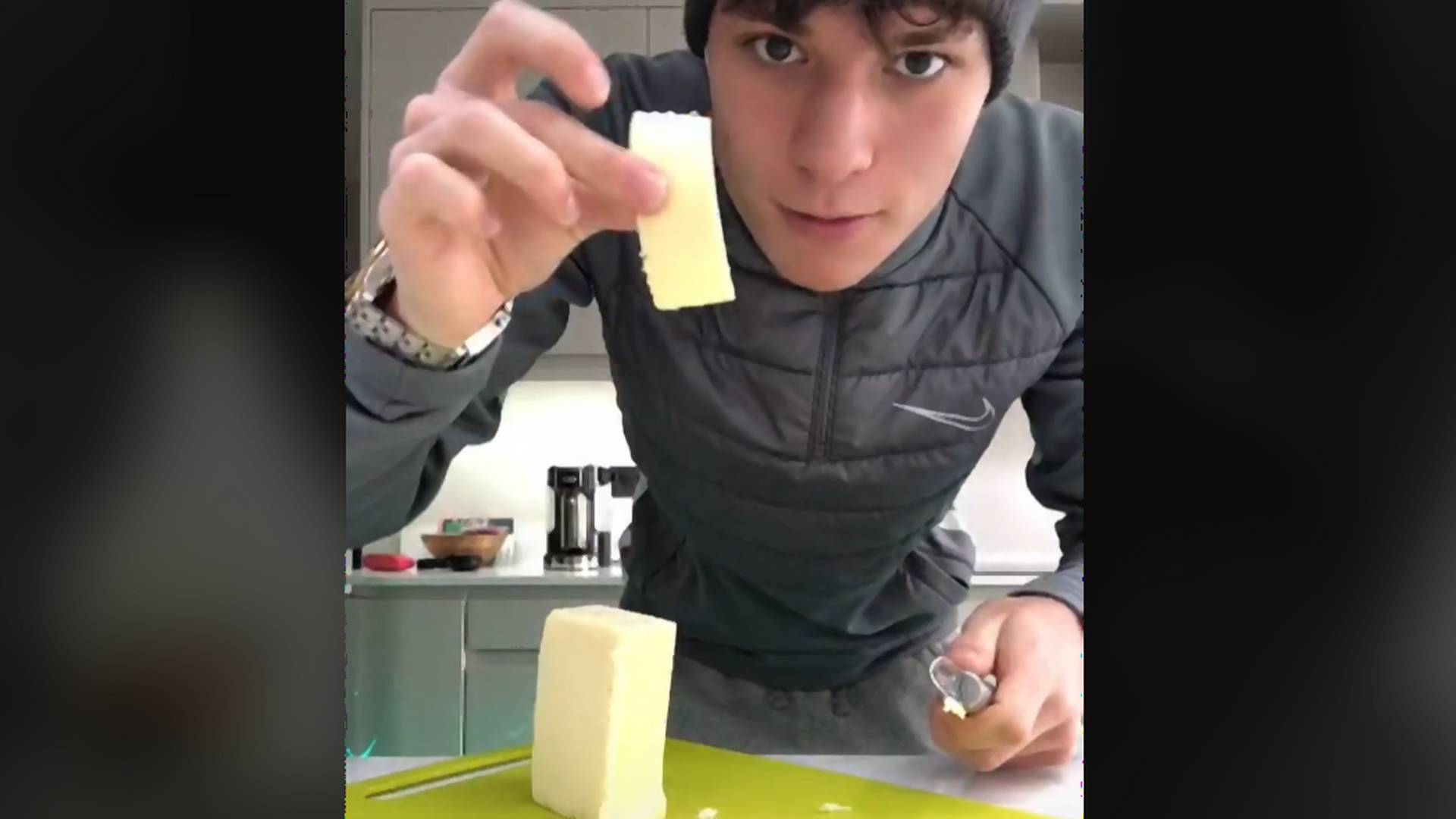 Egy tiktokker bemutatta a tökéletes sajtszeletelést, de egy kommentelő kiszúrta a trükköt