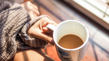 pijesz kawę z mlekiem? zaskakujące badania – zobacz, co dzieje się w o