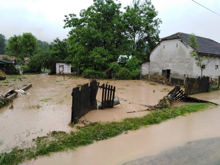 Voda na sve strane u selu Sirča
