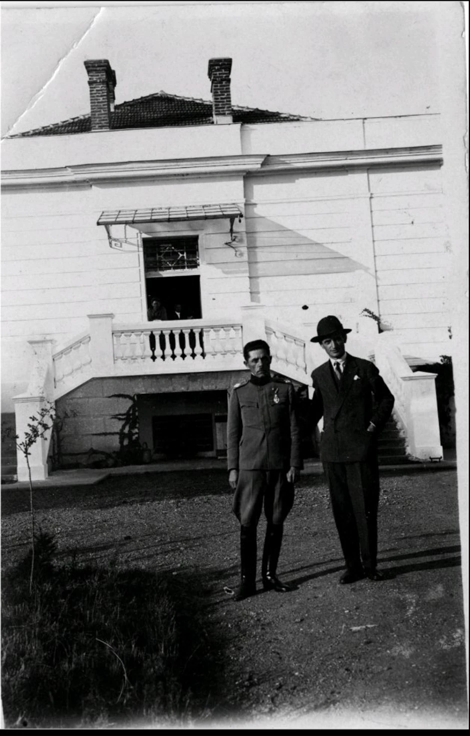 Princ Đorđe Karađorđević i psihijatar dr Uroš Jekicć koji ga je lečio u Toponici ispred kuće dr Jekića