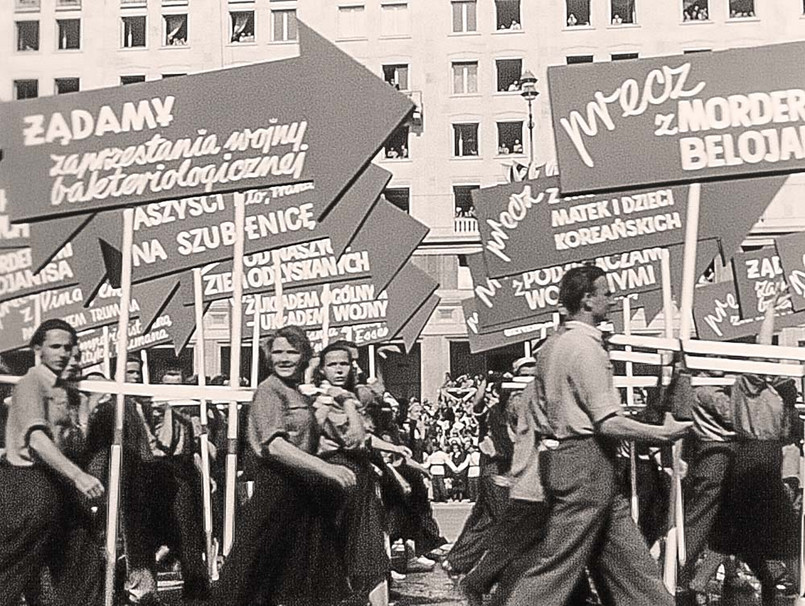 manifestacja / ©Wytwórnia Filmów Dokumentalnych i Fabularnych (WFDiF). Źródło: „Polska Kronika Filmowa. Podglądanie PRL-u” wyd. BOSZ, Filmoteka Narodowa, 2016