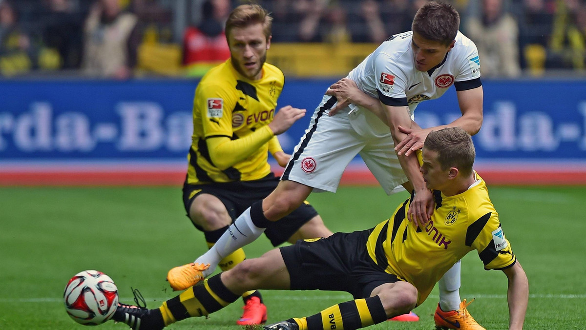 W 30. kolejce Bundesligi Borussia Dortmund wygrala 2:0 z Eintrachtem Frankfurt. Gole dla zwycięzców zdobyli Pierre-Emerick Aubameyang i Shinji Kagawa. W innych meczach ligi niemieckiej rozgrywanych w sobotnie popołudnie najwięcej emocji było w Hamburgu, gdzie HSV 3:2 ograło Augsburg.