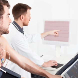 Mi a terheléses EKG és mit mutat ki?